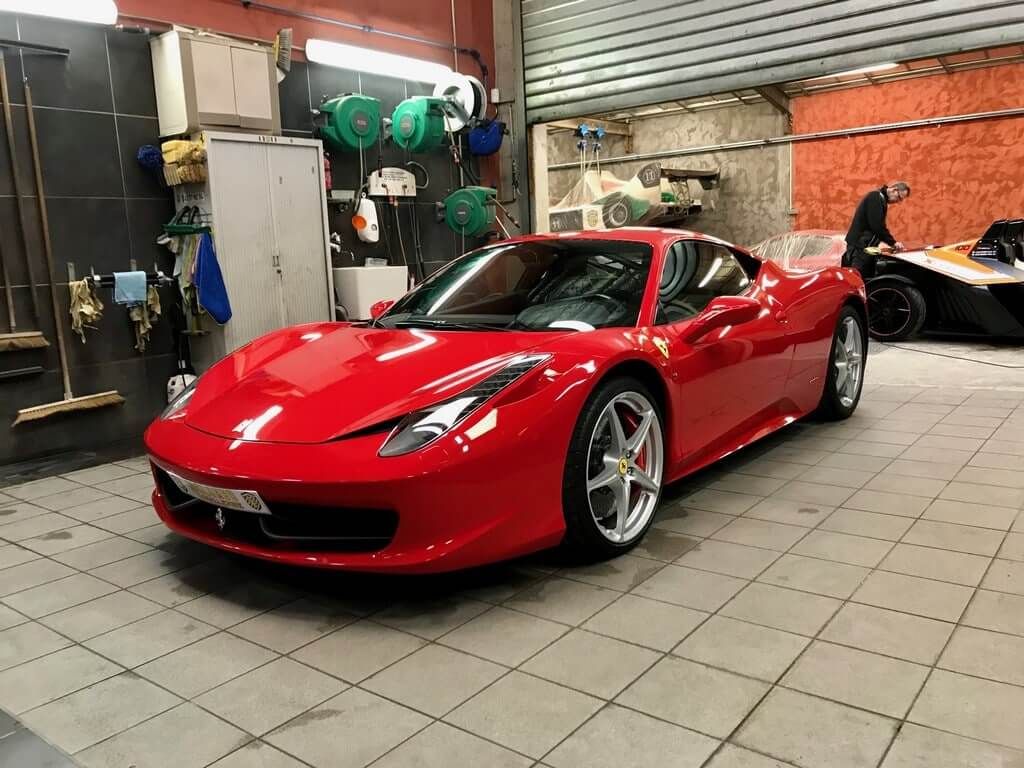 Ferrari sett forfra