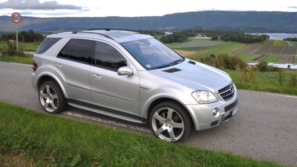 Mercedes ML sett fra siden